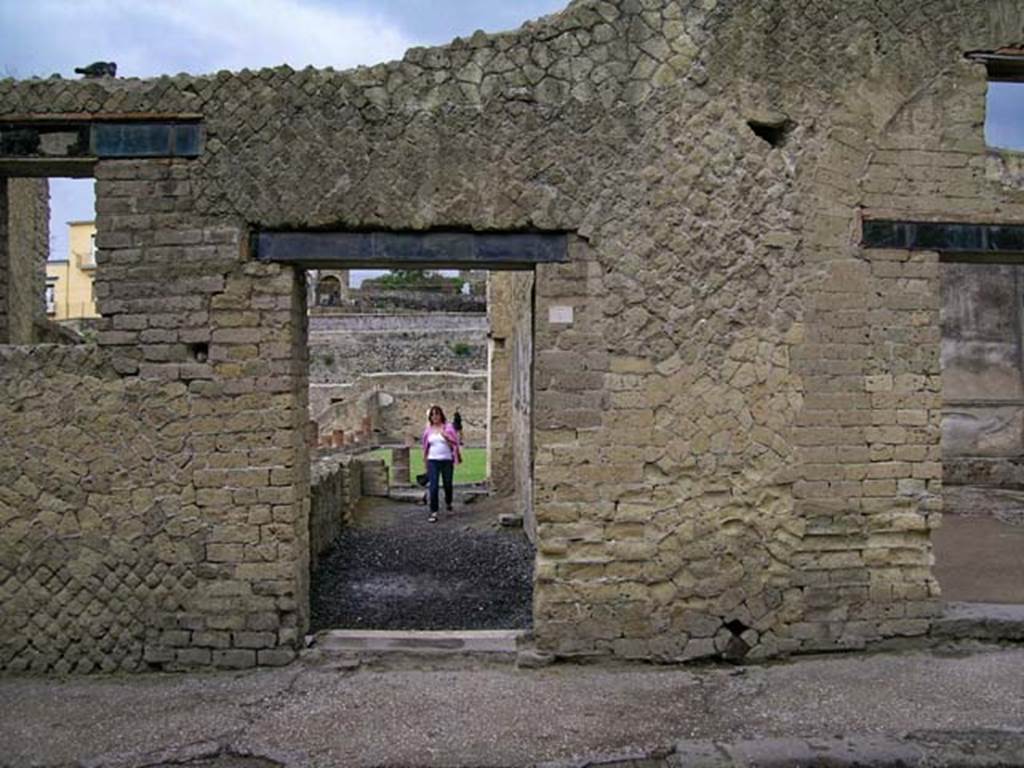 VI.7, Herculaneum. June 2006. Entrance doorway to corridor leading to the palaestra of the central baths.
Photo courtesy of Nicolas Monteix.